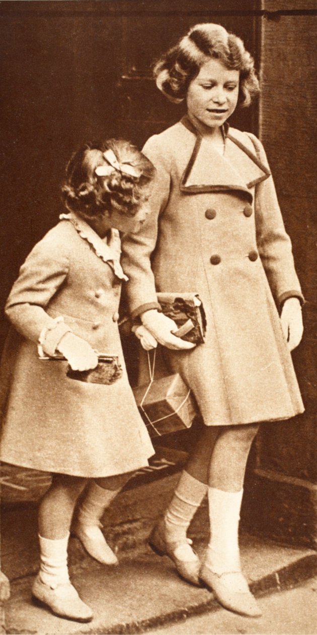 Prenses Elizabeth ve Kızkardeşi Alışverişe Çıktı by English Photographer