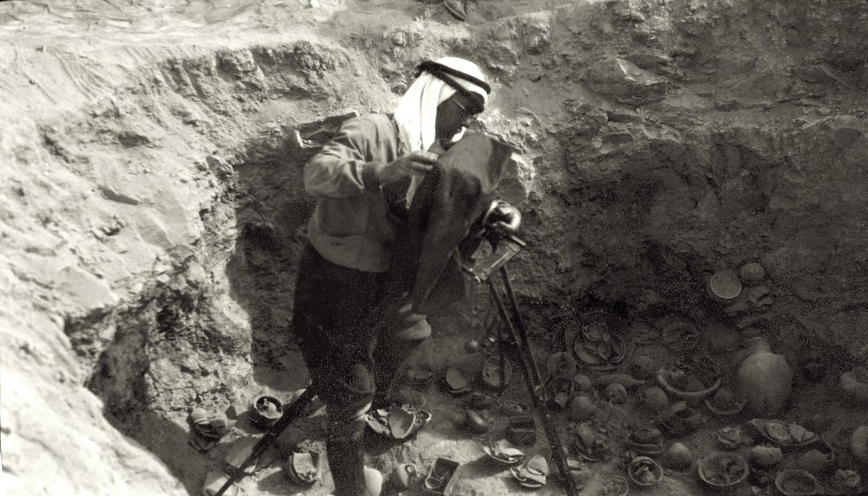 Profesör John Garstang, Jericho kazılarında kırık çanak çömlekleri yerinde fotoğraflarken, 1930-36 by English Photographer