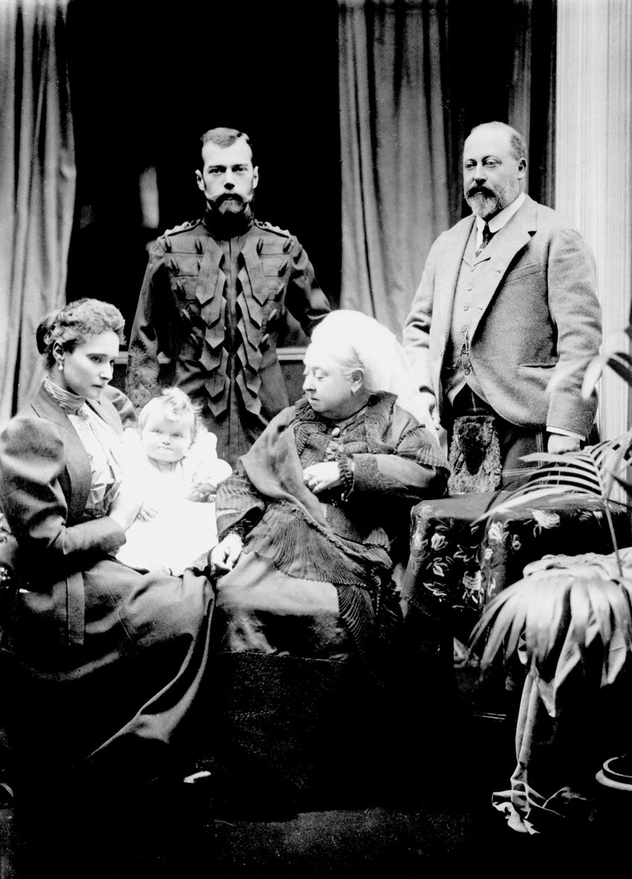 Kraliçe Victoria, Çar Nicholas II, Tsarina Alexandra Fyodorovna, kızı Olga Nikolaevna ve Galler Prensi Albert, Balmoral