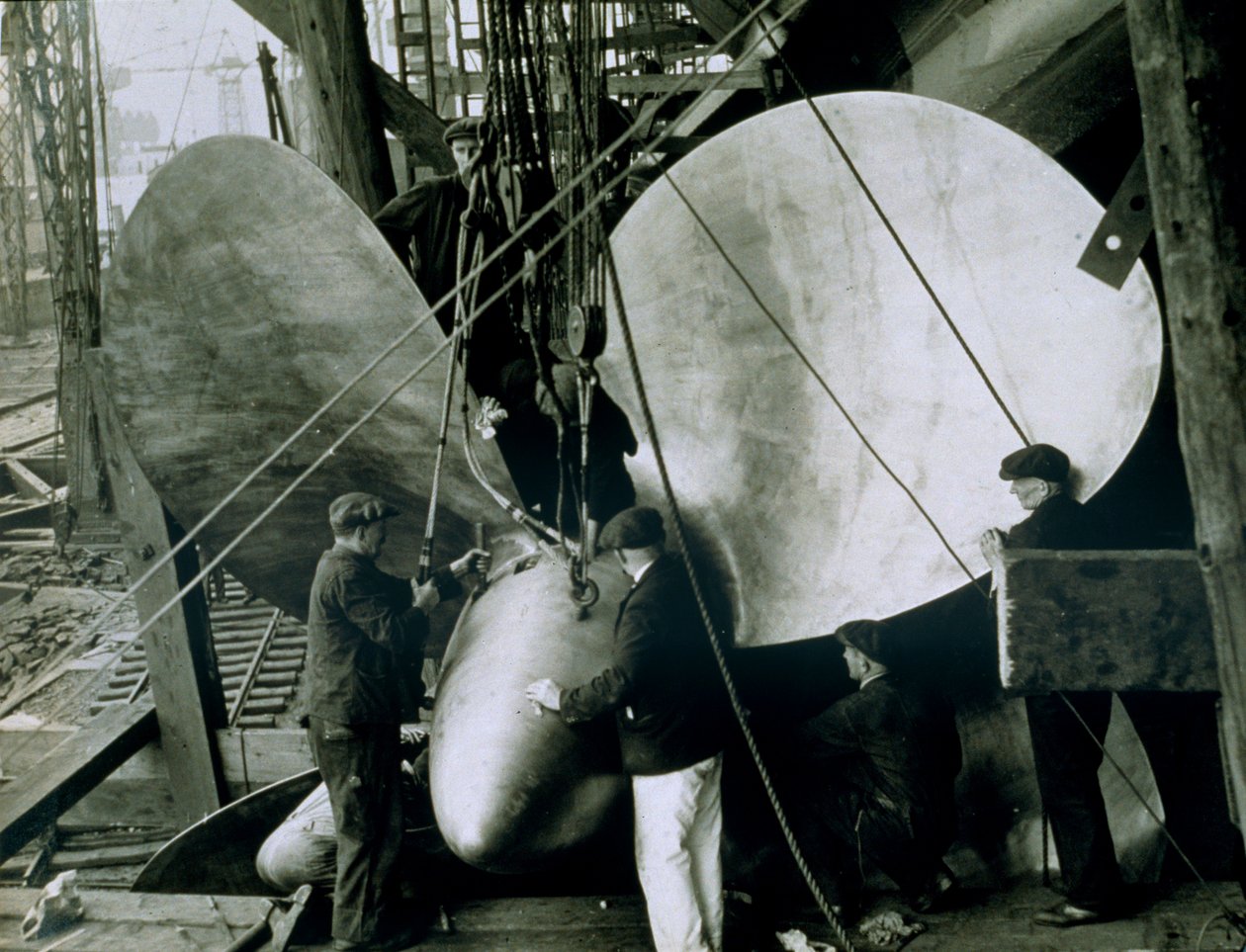 RMS Queen Elizabeth, John Brown rıhtımında, Ağustos 1938 by English Photographer