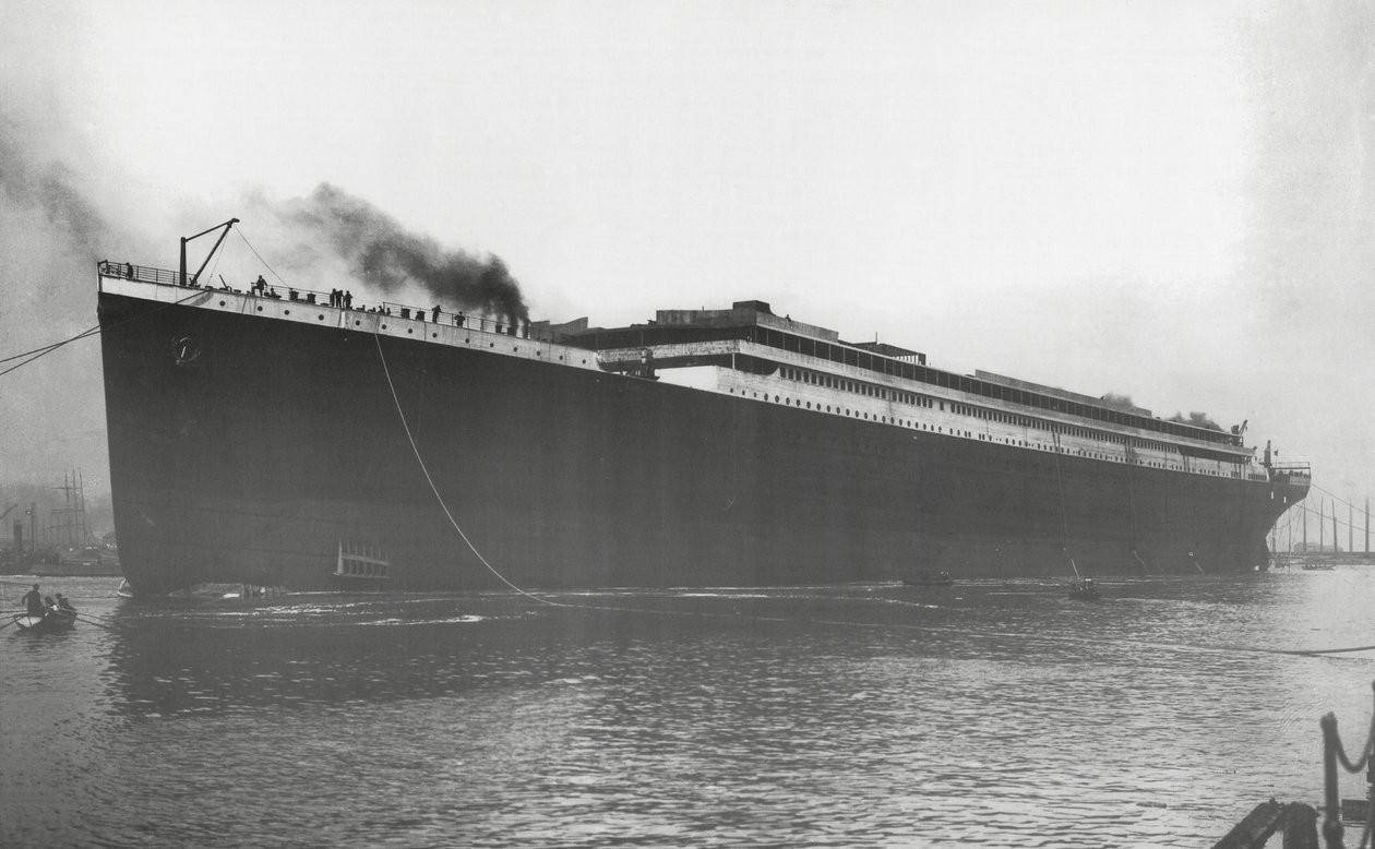RMS Titanic Lansmanı: Titanic ilk kez yüzer, ancak motorları, kazanları, makineleri ve teçhizatları olmadan, 31 Mayıs 1911 by English Photographer