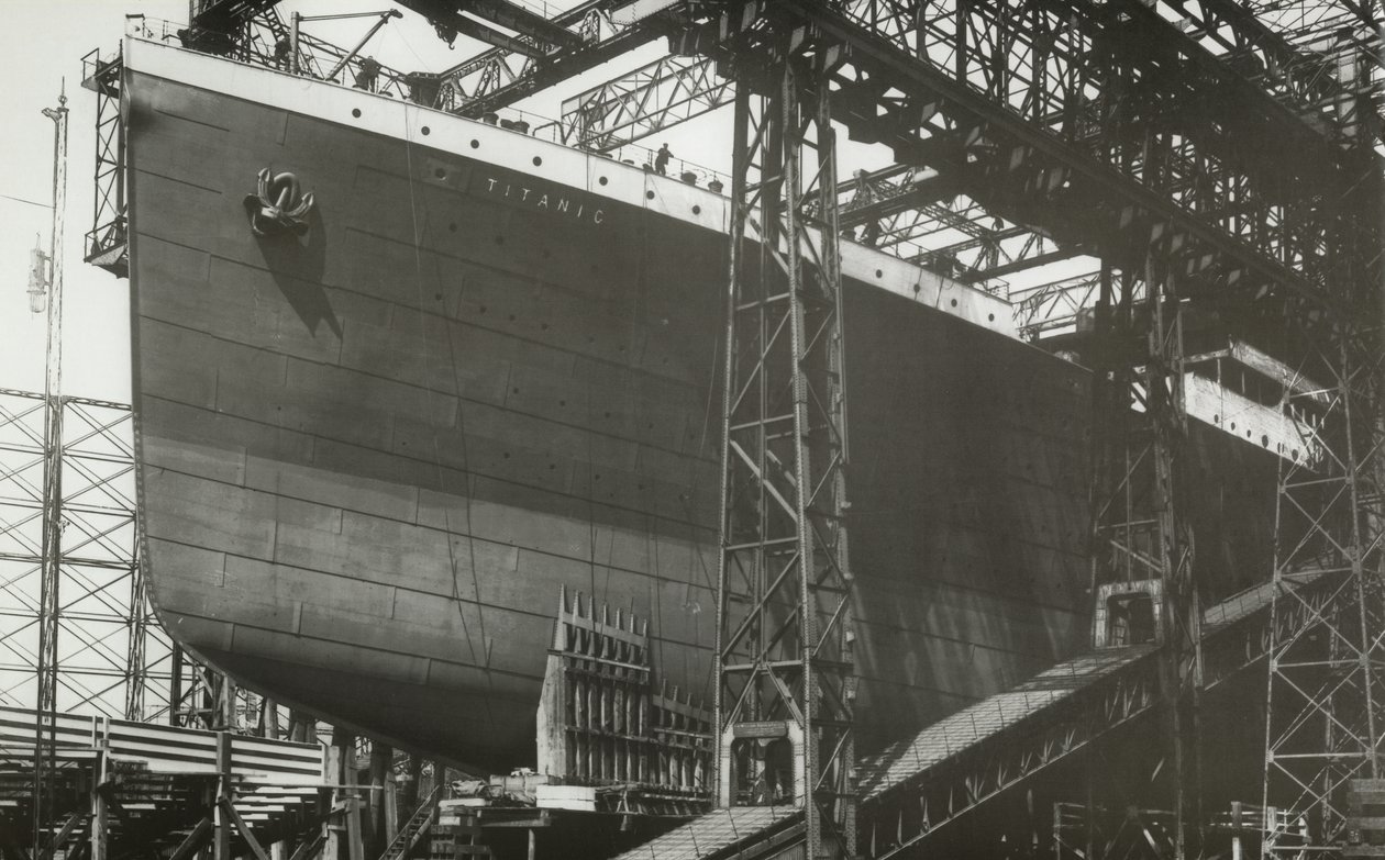 RMS Titanic fırlatmaya yaklaşıyor, 05 Ocak 1911 by English Photographer