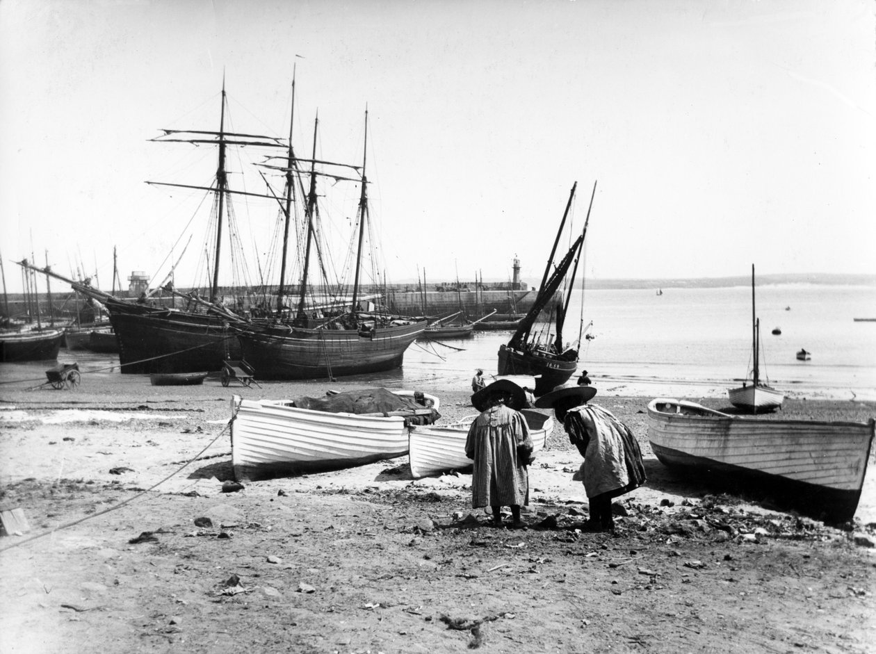 Schooners Köyü Belle ve Chyandur, c.1880-99 by English Photographer