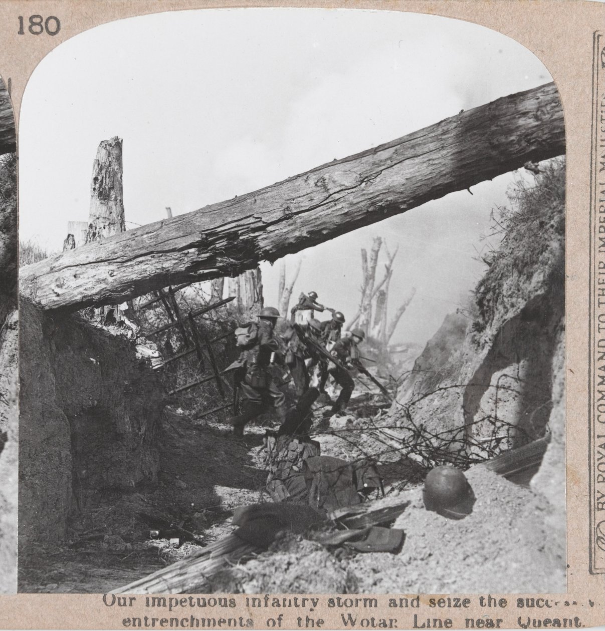 Amiens Taarruzu sırasında Alman siperlerini ele geçirmek, 1918 by English Photographer