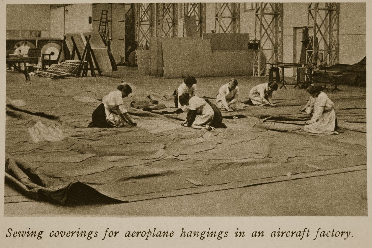 Bir uçak fabrikasında uçak askıları için dikiş kaplamaları, 1914-19 by English Photographer