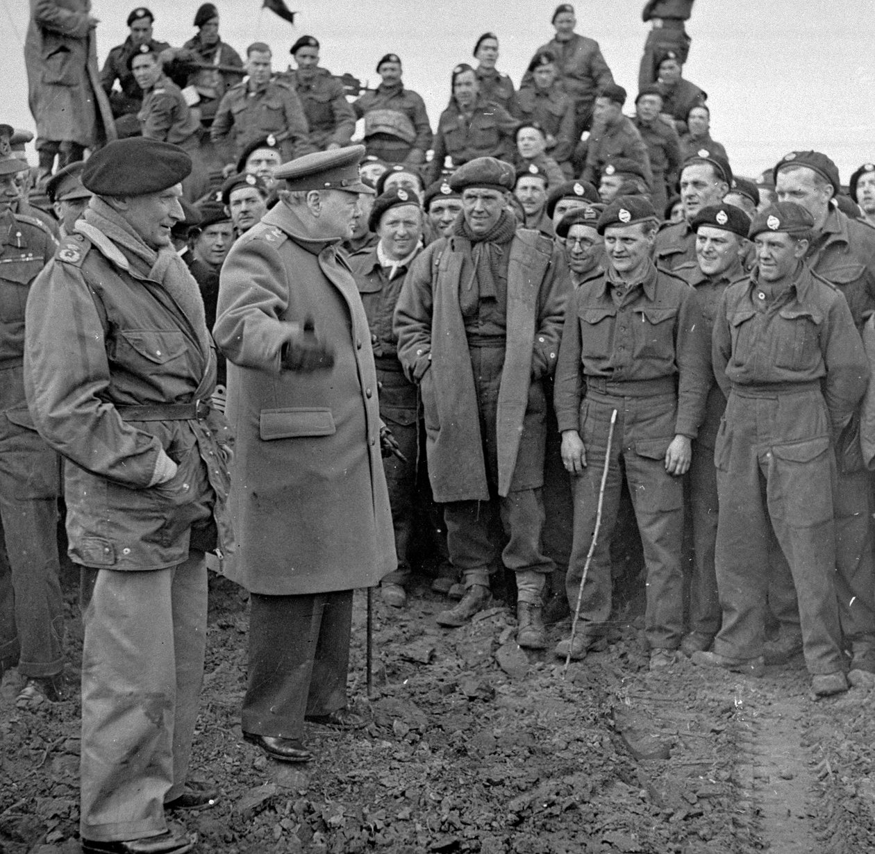 Sir Winston Churchill ve Field Marshall Bernard Montgomery, Ren geçişlerinden sonra 79. Zırhlı Tümen