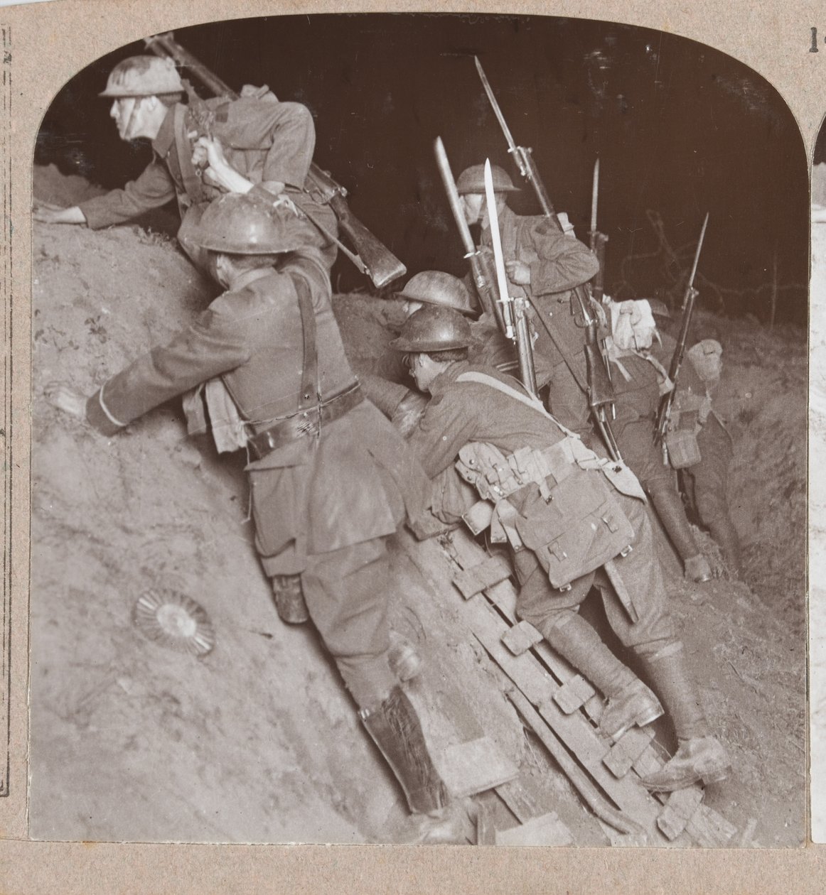 Amiens Taarruzu sırasında siperdeki askerler, 1918 by English Photographer