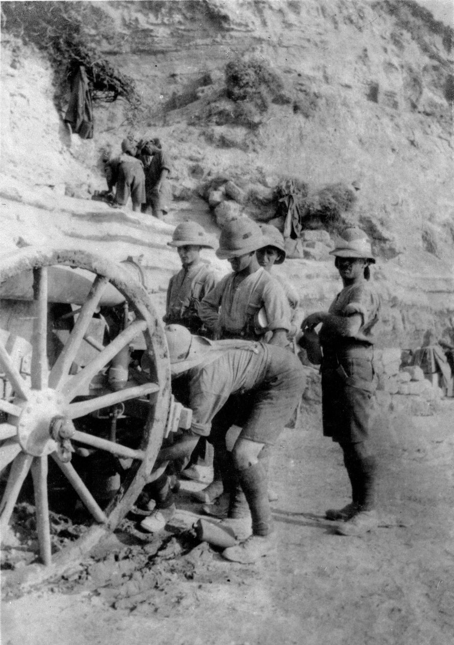 Birinci Dünya Savaşı sırasında bir topu tamir eden askerler, 1915 by English Photographer