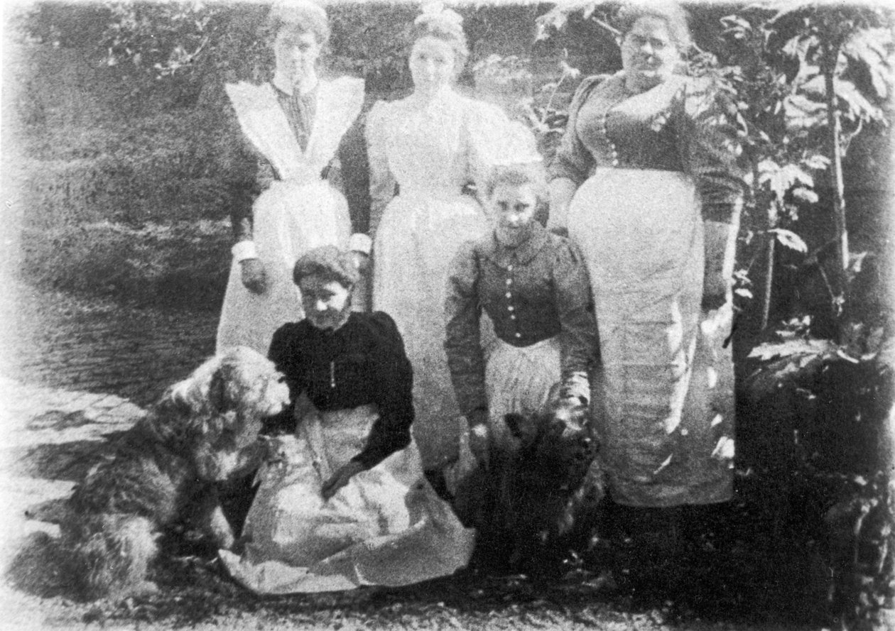 Sophia Farrell ve hizmetçiler, 1899 by English Photographer