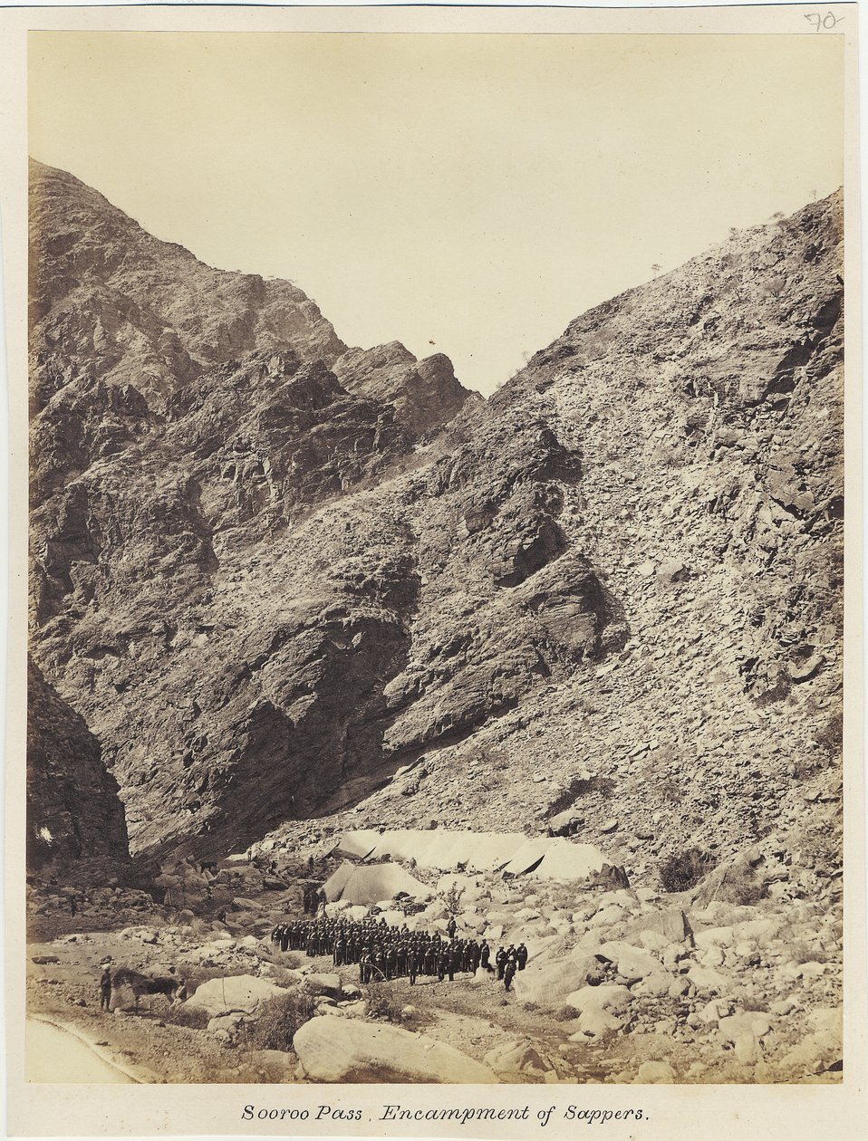 Soroo Geçidi, Sappers kampı, Kraliyet Mühendisleri Fotoğraf Birimi tarafından Çavuş John Harold, 1868 (albüm baskısı) by English Photographer