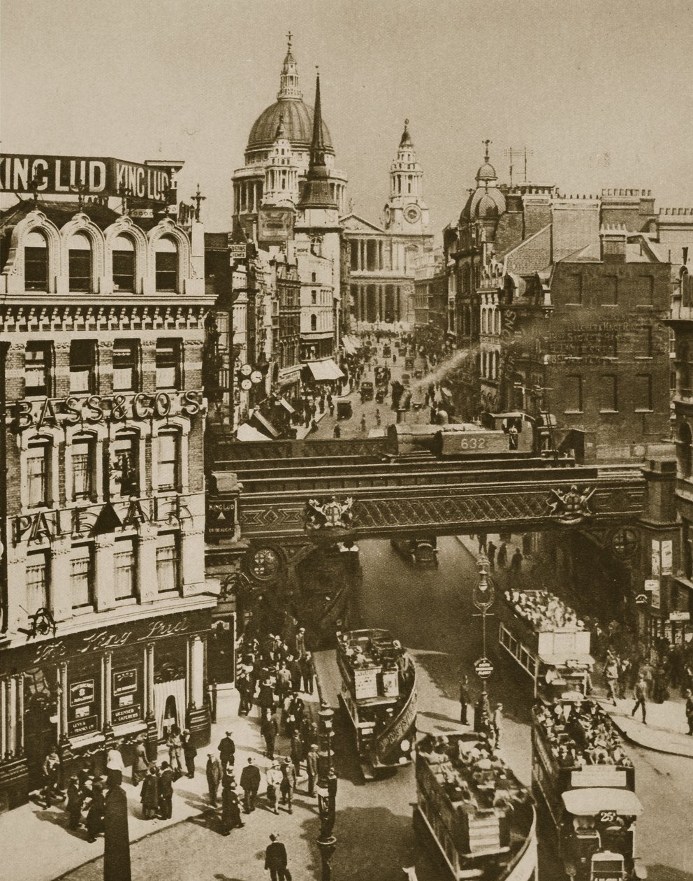 St. Martins Ludgate Kulesi ve St. Pauls Katedrali (sepya fotoğrafı) by English Photographer