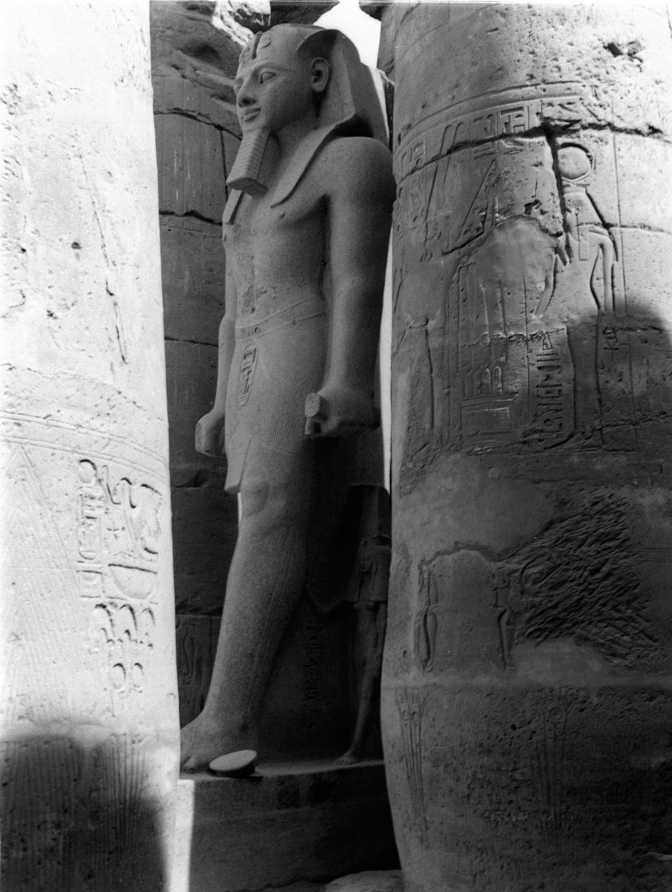 Ramses II, Luksor Tapınağı, Binbaşı W.H.O. tarafından derlenen 206 fotoğraf içeren bir albümden. Satış, 1940-43 by English Photographer