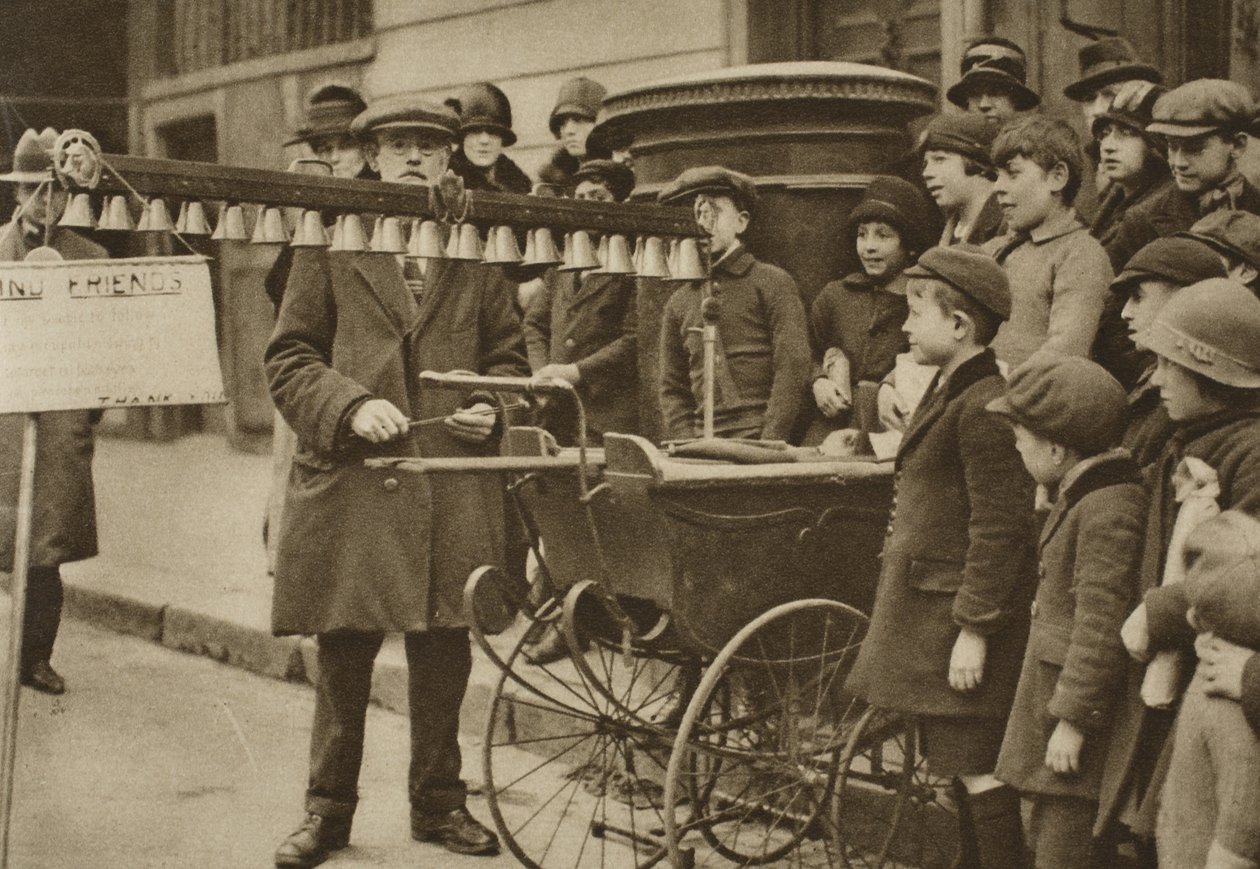 Çocuklar için sokak eğlencesi: taşınabilir çanlar, Londra (sepya fotoğraf) by English Photographer