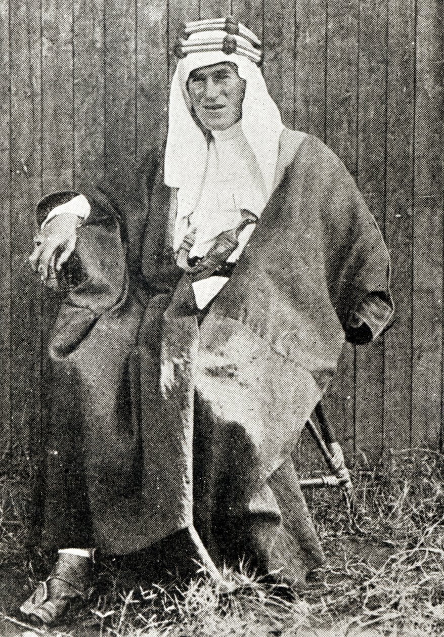 T. E. Lawrence, tam Arap elbisesi içinde, 1919 by English Photographer