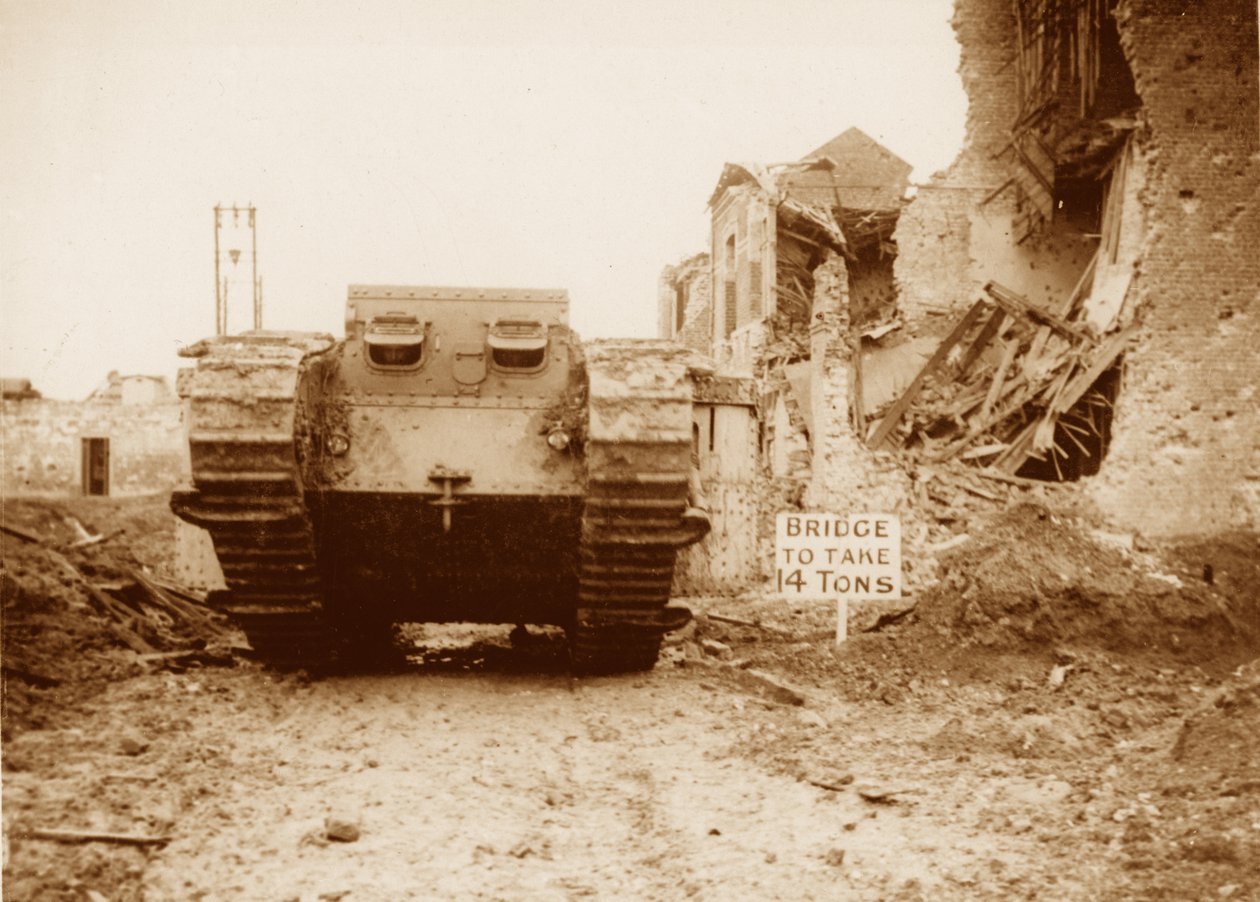 Tank harekete geçiyor, 1916-17 by English Photographer