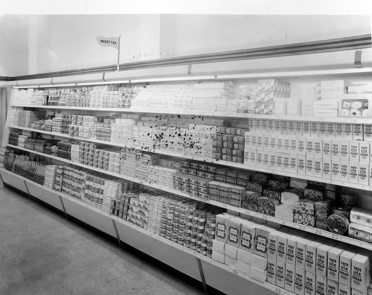 Çay ve şeker reyonu, Woolworths mağazası, 1956 by English Photographer