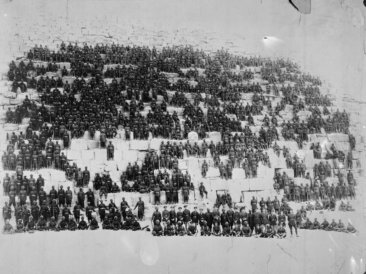 38. Dogra piramitlerden birinde poz verdi, Mısır, 1918 by English Photographer