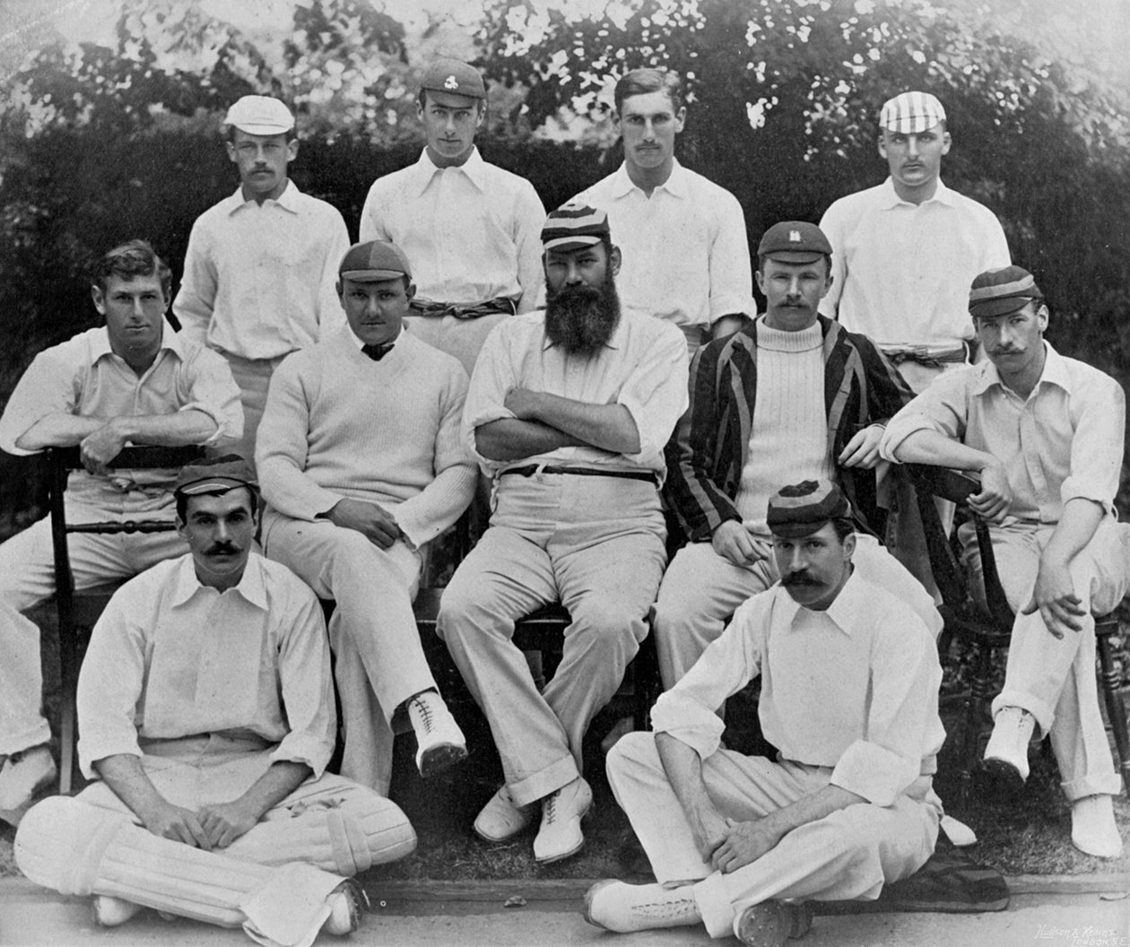 Hudson ve Kearns tarafından yayınlanan Ünlü Cricketers and Cricket Grounds