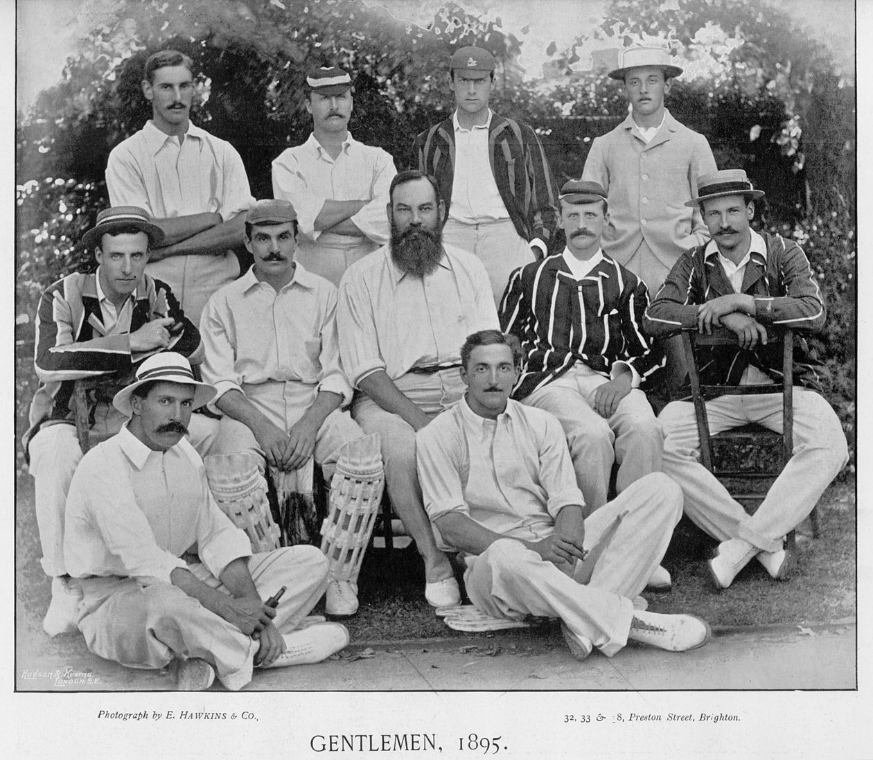 Hudson ve Kearns tarafından yayınlanan Ünlü Cricketers and Cricket Grounds'tan 1895'te Lords'taki Gentlemen v Players maçındaki Gentlemen takımı, 1895 by English Photographer