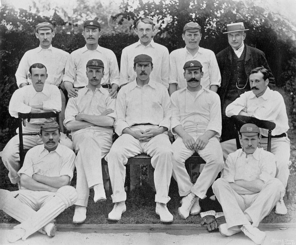Hudson ve Kearns tarafından yayınlanan Ünlü Cricketers and Cricket Grounds