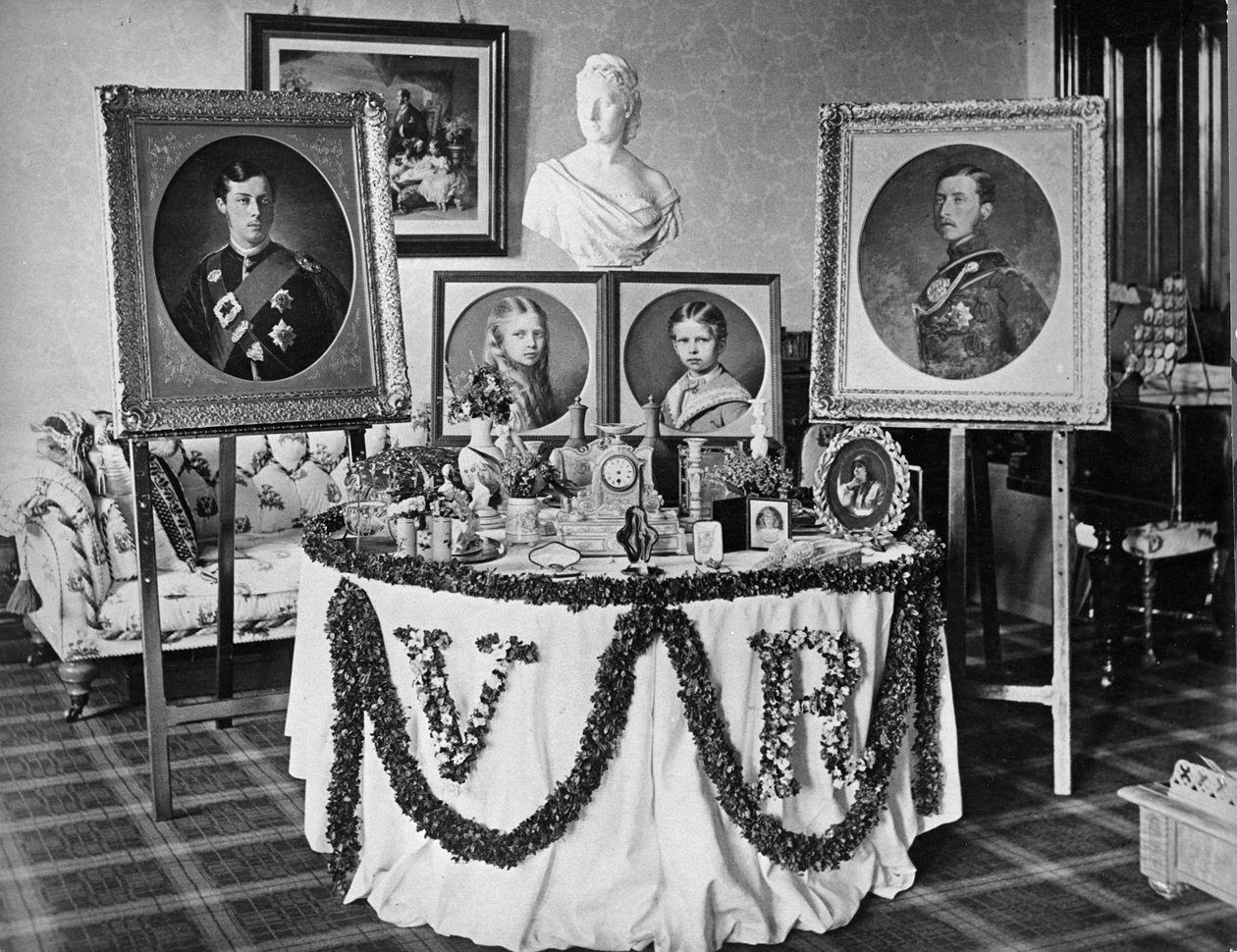 Queens doğum günü masası, Balmoral Kalesi, 24 Mayıs 1873 by English Photographer