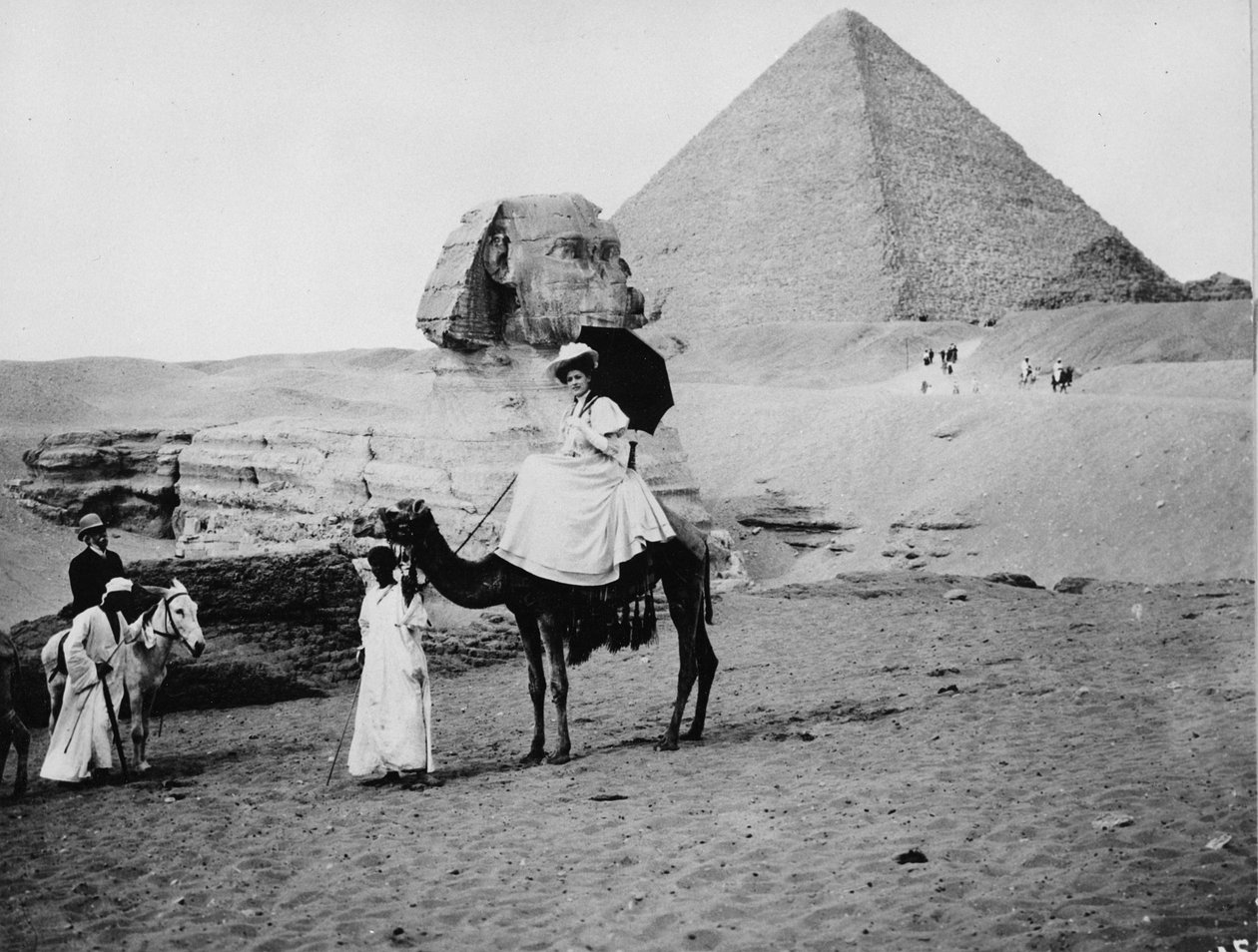 Sfenks ve Keops Piramidi, c.1904 by English Photographer