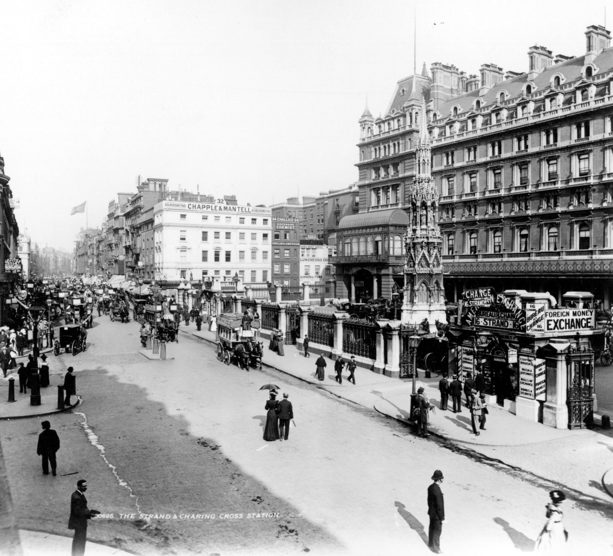 Strand ve Charing Cross İstasyonu, Londra, 1890 dolayları by English Photographer
