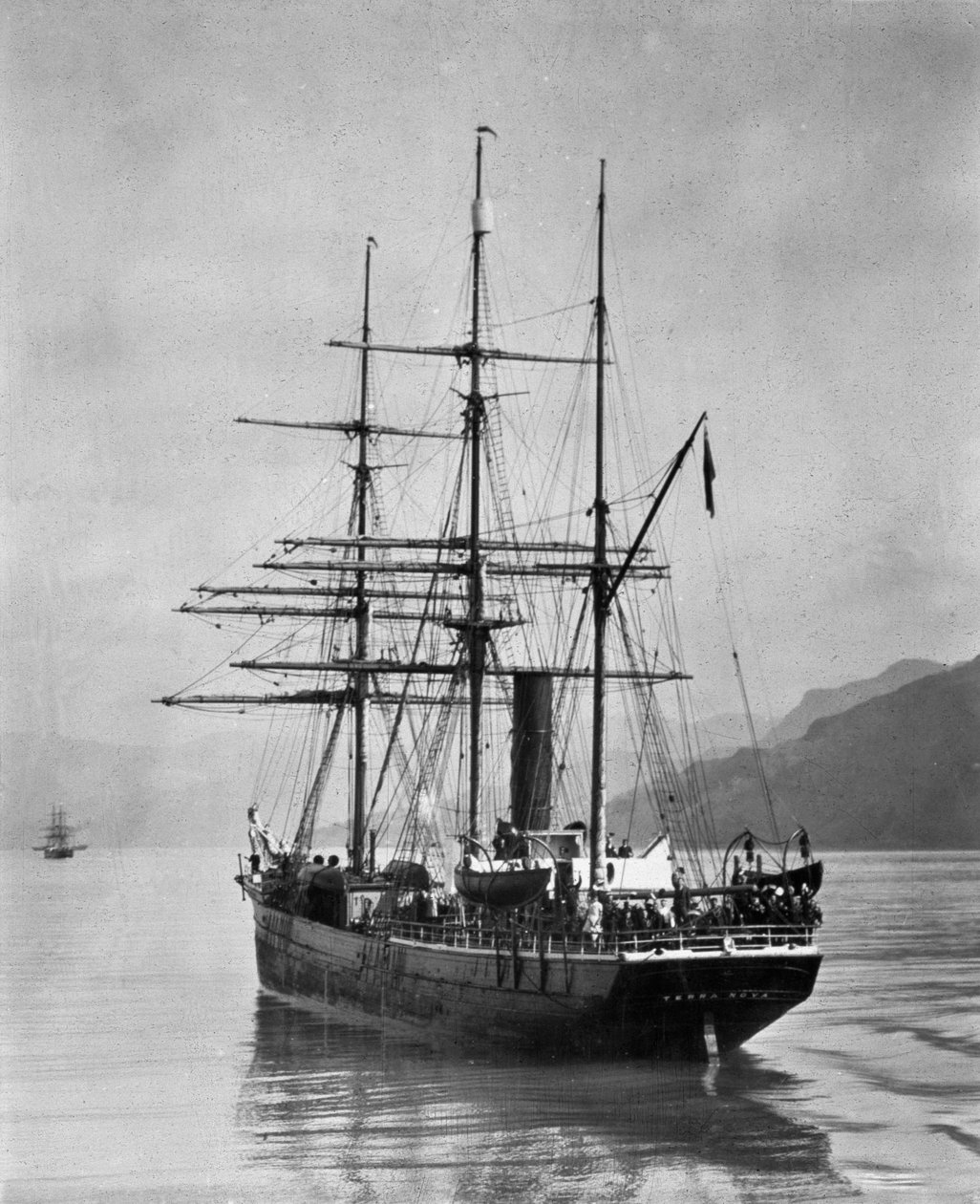 Terra Nova, Scott tarafından Antarktika sularında açıldı, 1910 by English Photographer