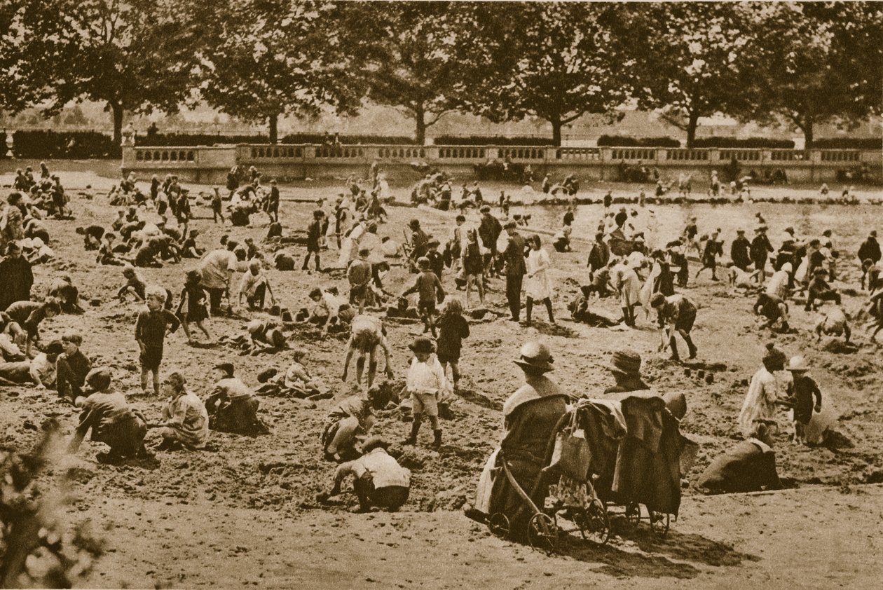 Denizsiz plaj: kumdan kaleler inşa etmek, Piskopos Parkı (sepya fotoğrafı) by English Photographer