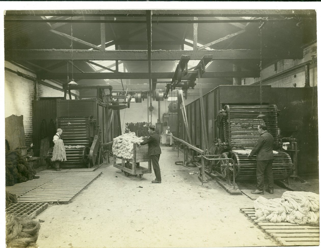 Kurutma odası, halı fabrikası, 1923 by English Photographer