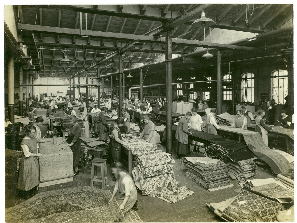Bitirme odası, Axminster bölümü, halı fabrikası, 1923 by English Photographer