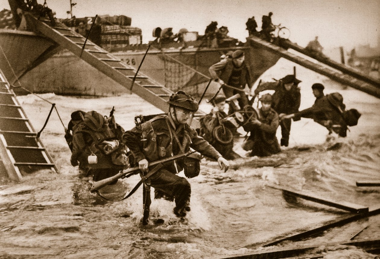 İlk İngiliz birlikleri, özel olarak tasarlanmış iniş merdivenlerinden iniyor. Ortada askerler bir scooter taşıyor, 6 Haziran 1944 by English Photographer