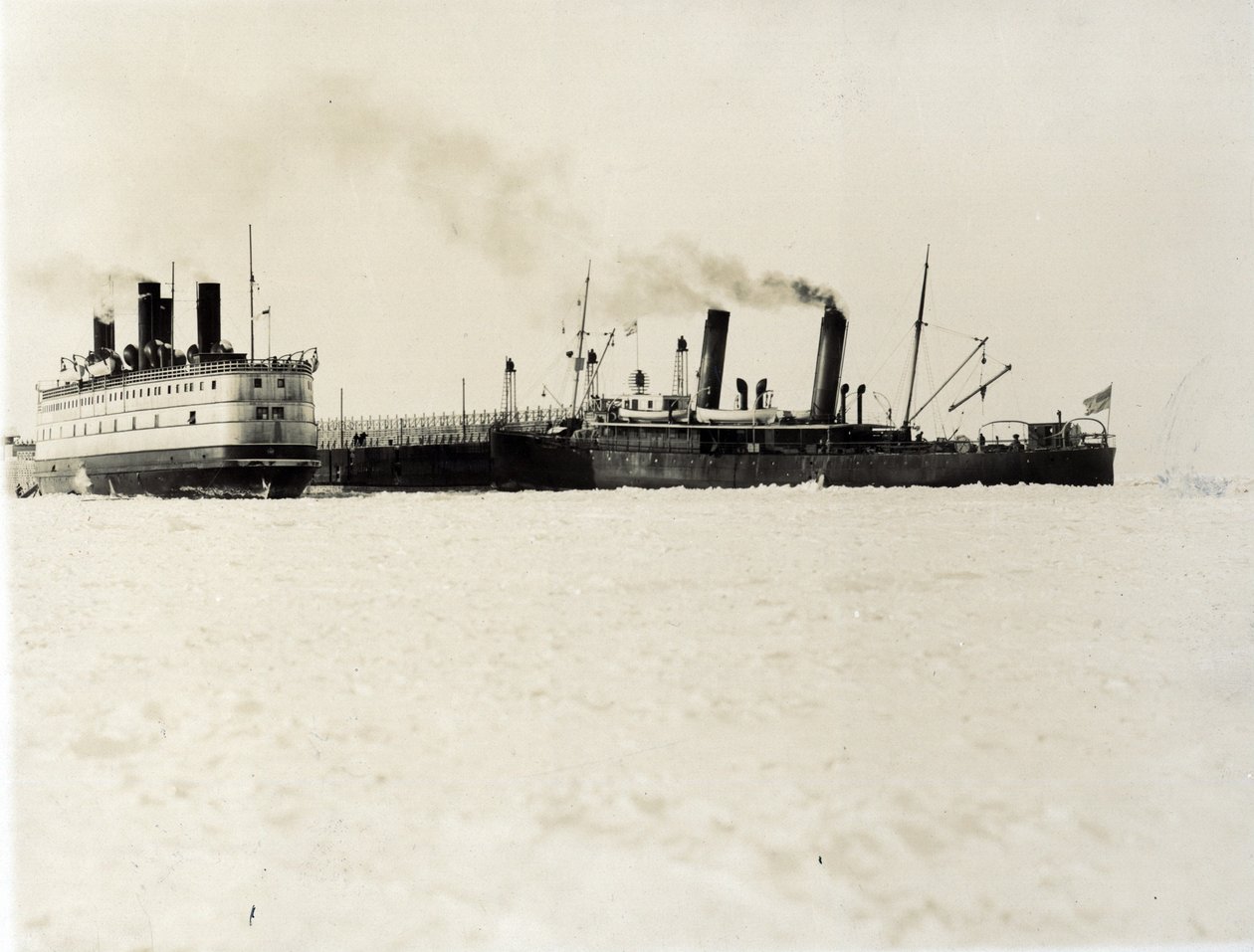 Buz kıran tren vapuru SS Baykal, Baykal Gölü by English Photographer