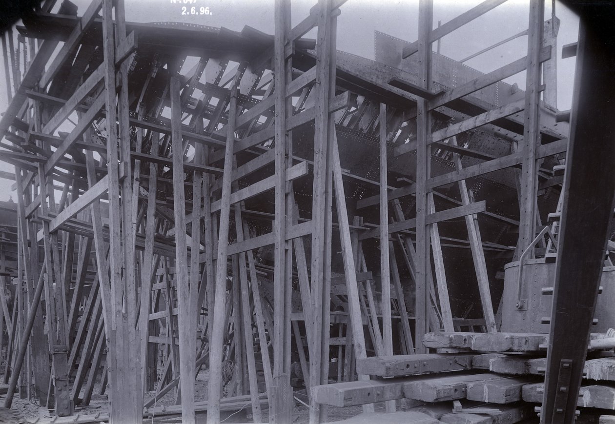 Buz kıran vapur vapuru SS Baykal, 1896'da Low Walker tersanesinde, Newcastle upon Tyne'de Sir WG Armstrong Mitchell and Co. Ltd. tarafından inşa edilirken çerçeve içinde by English Photographer