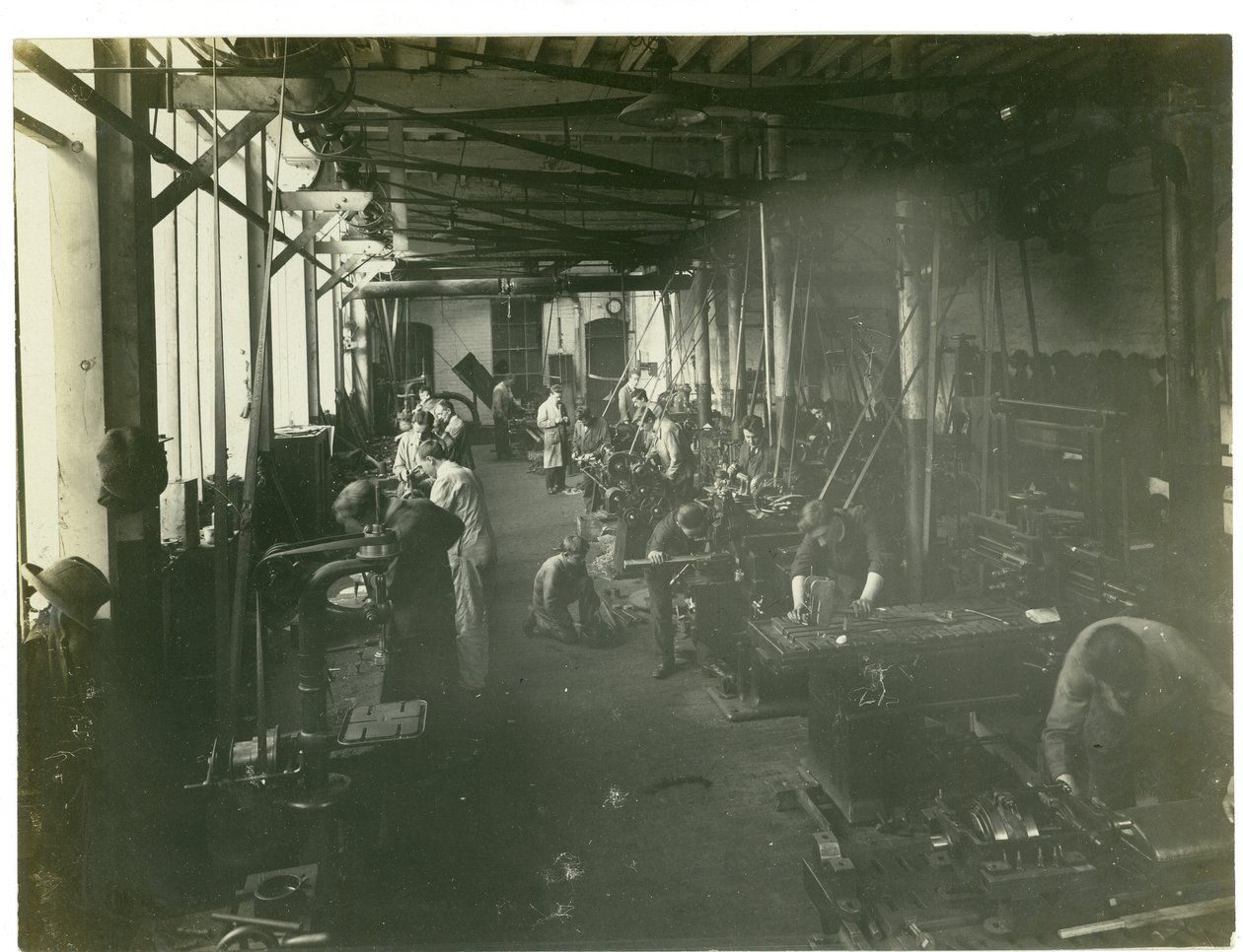Tamirhane, halı fabrikası, 1923 by English Photographer