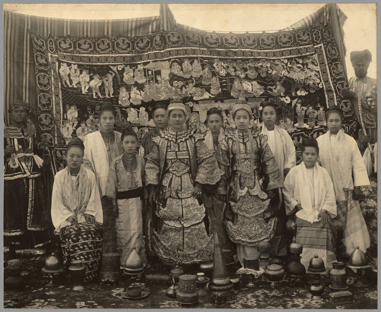 Tiyatro topluluğu, Burma, c.1910 by English Photographer