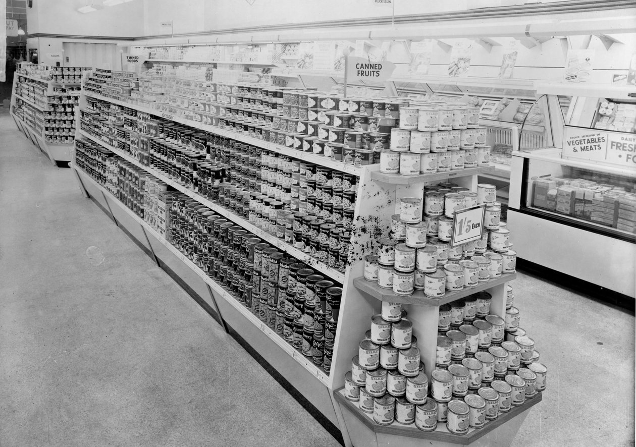 Konserve yiyecekler reyonu, Woolworths mağazası, 1956 by English Photographer