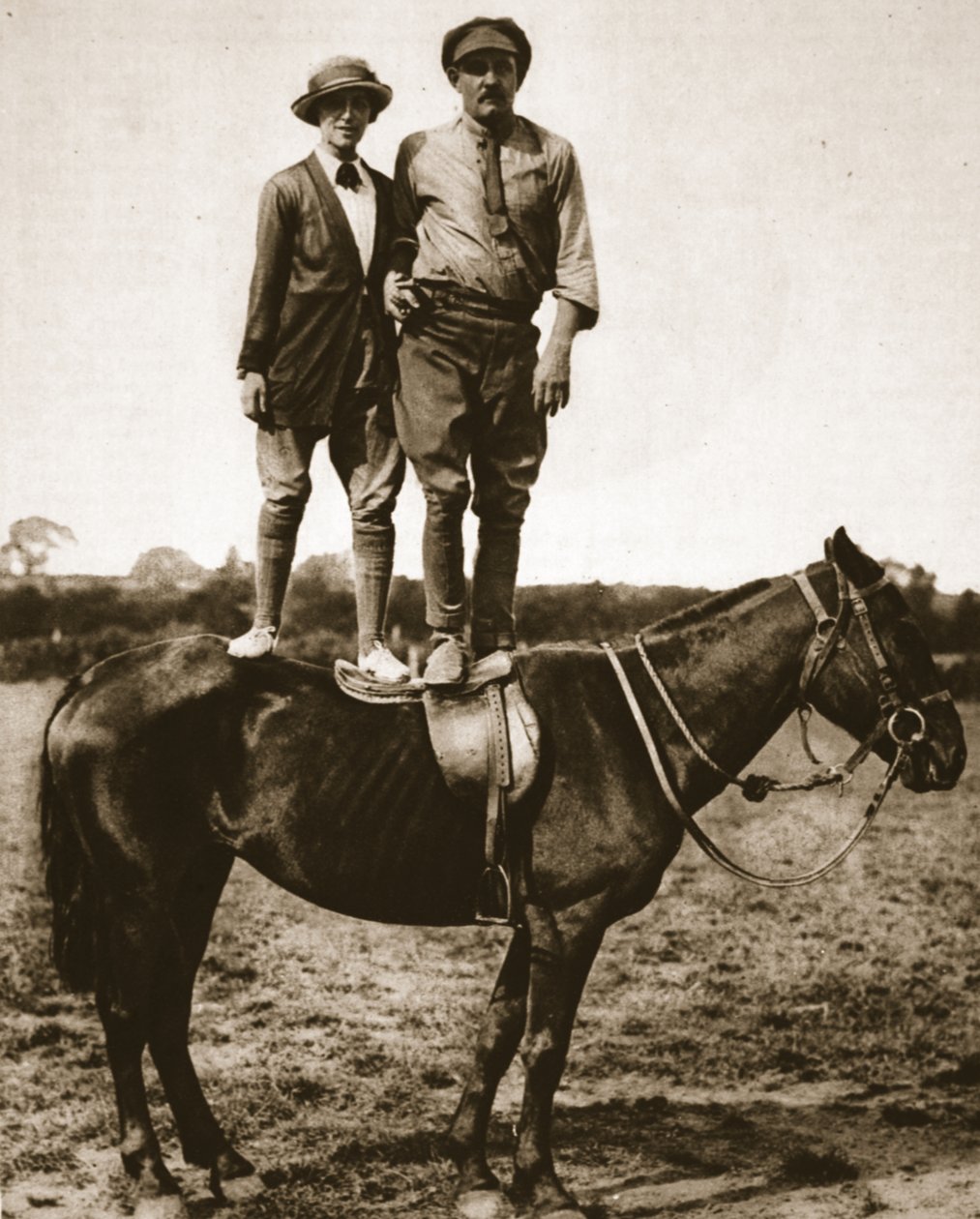 Bir acemi yetiştirmek: Teğmen. Mike Rimington, bir bayan öğrenci ve bir at denek, The Illustrated War News, Eylül 1916