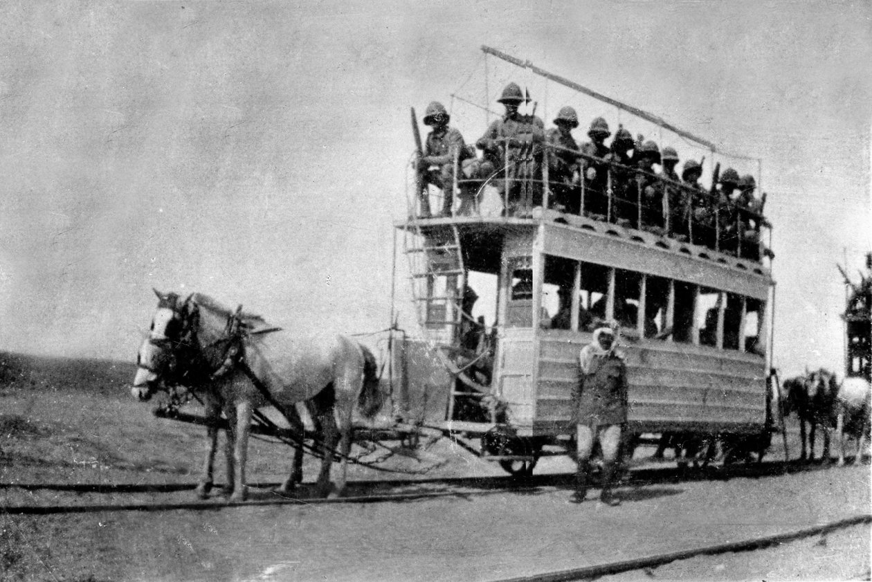 Kut yolunda atların çektiği tramvay by English Photographer