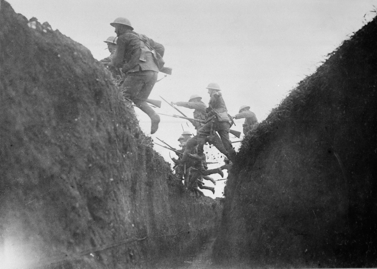 Bir siperin üzerinden atlayan eğitimdeki birlikler, 1916-17 by English Photographer