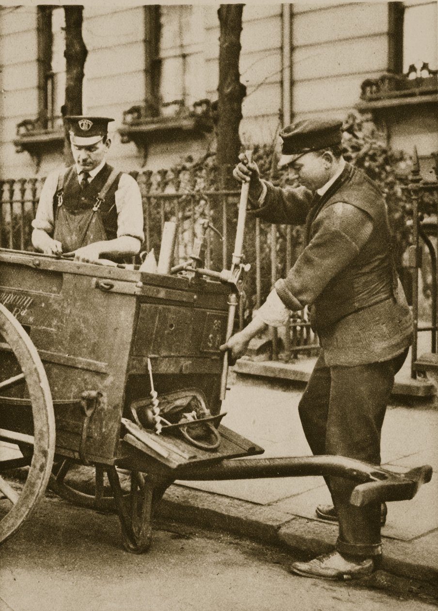 İki Londra gaz tesisatçısı (sepya fotoğraf) by English Photographer