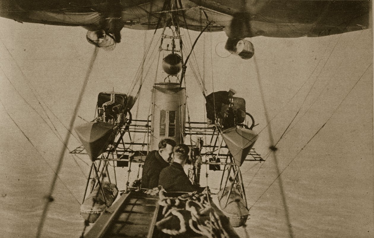 Gondoldaki iki personel (gözcü), bir deniz hava gemisinin altında asılı kaldı, 1914-19 by English Photographer
