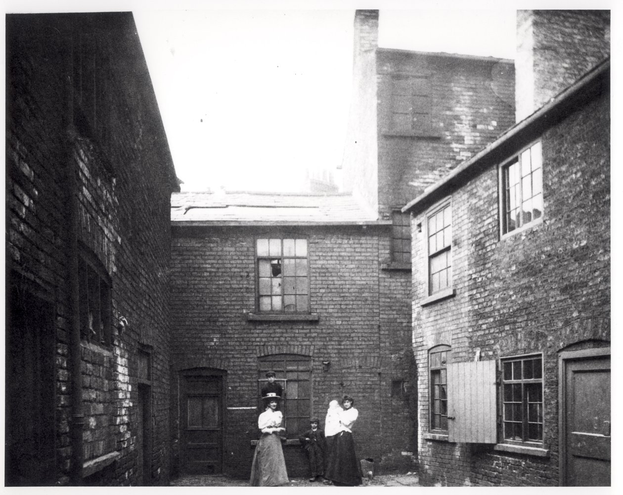 İki kadın çocukları ile poz veriyor, Eagle and Child Yard, Hunslet, Leeds, 13 Mayıs 1896 by English Photographer