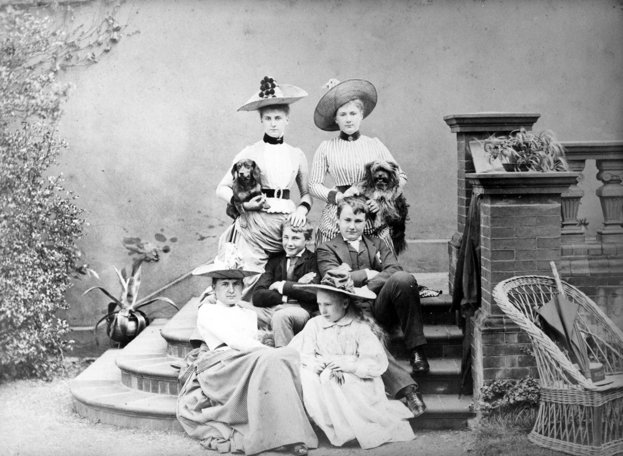 Viktorya Dönemi Grup Portresi, c.1890 by English Photographer
