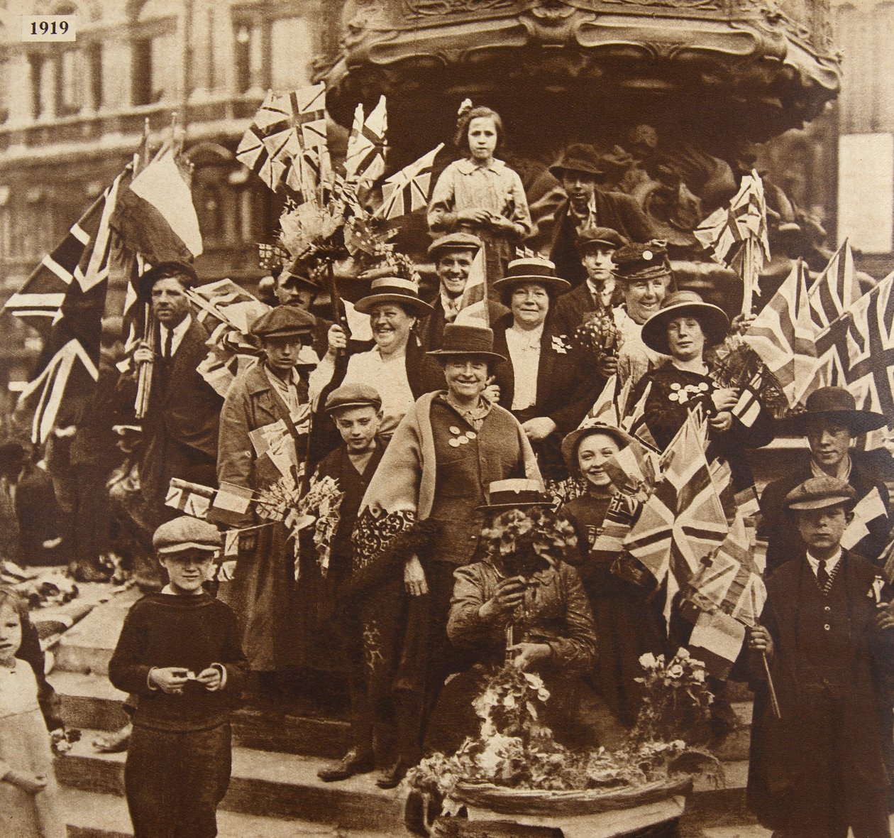 Eros altında zafer kutlamaları, Piccadilly, Londra, 1919 by English Photographer