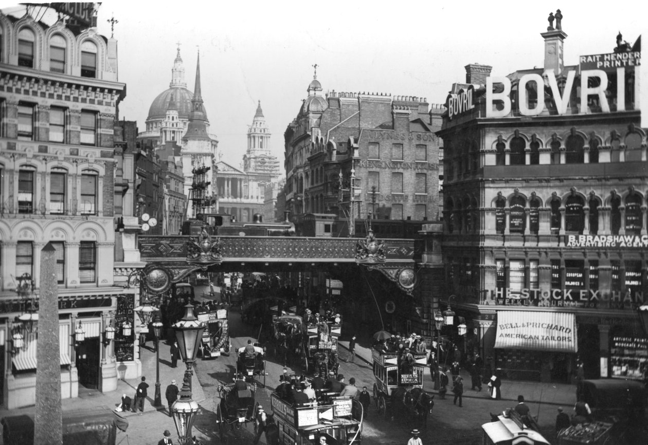 Arkasında St. Pauls Katedrali ile Ludgate Sirki