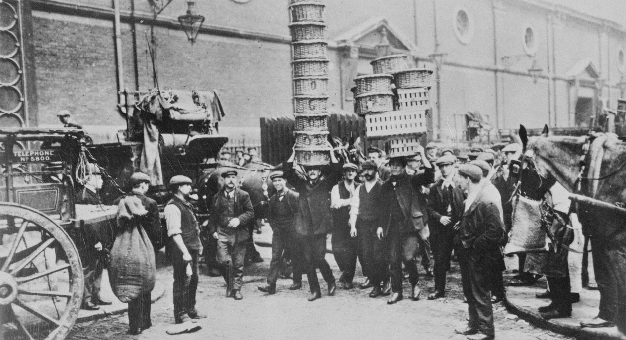 Uzman sepet taşıyıcılarının ve bir grup pazarcının görünümü, 1900 by English Photographer