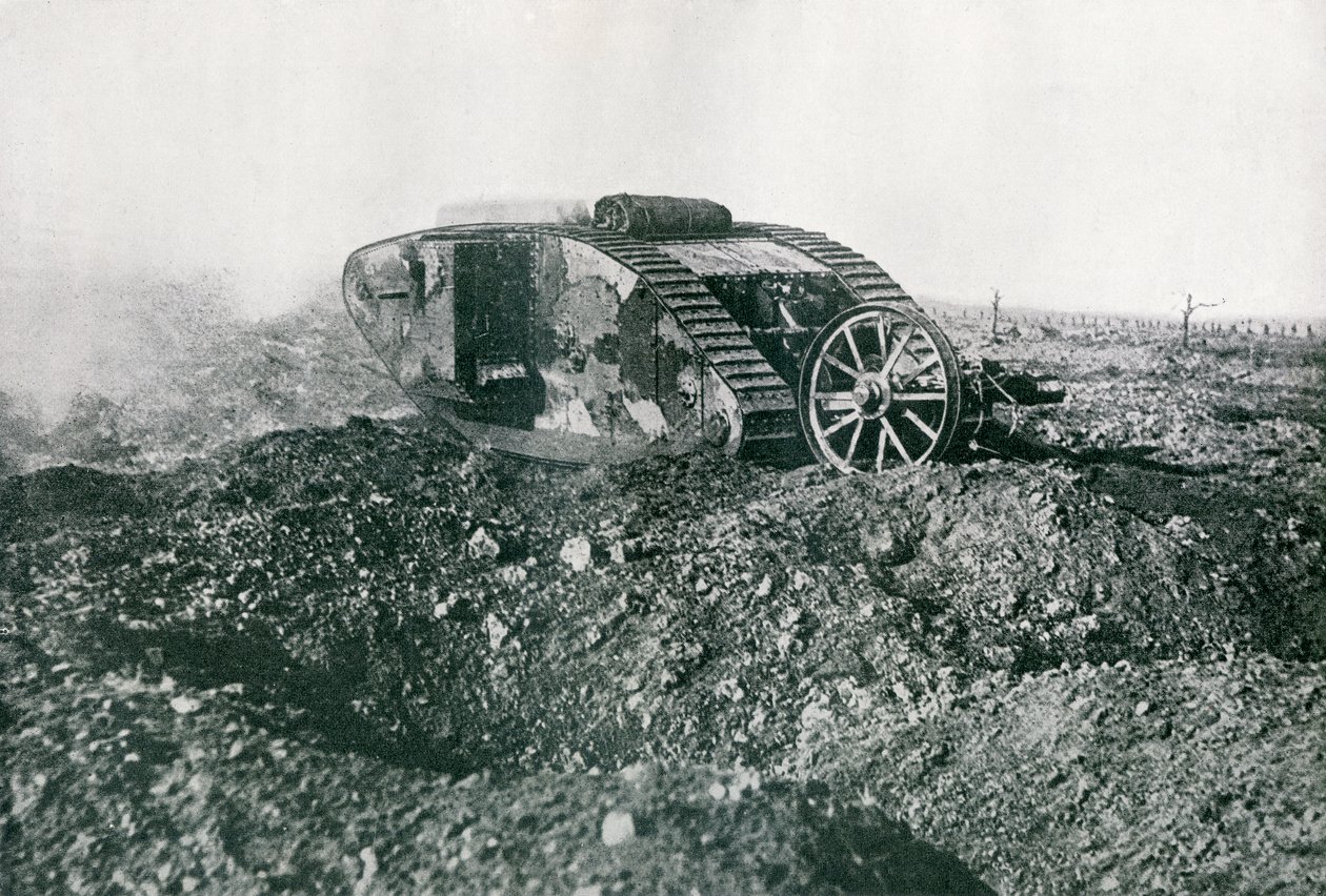 Birinci Dünya Savaşı İngiliz Tankı, Batı Cephesinde hareket halinde, 1917 by English Photographer