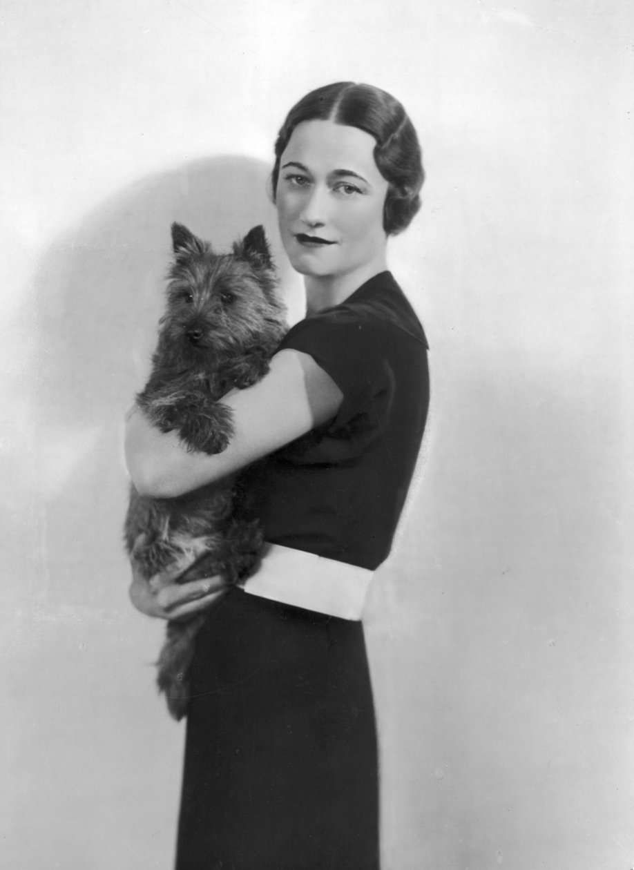 Wallis Simpson, köpeğiyle birlikte, 1935 by English Photographer