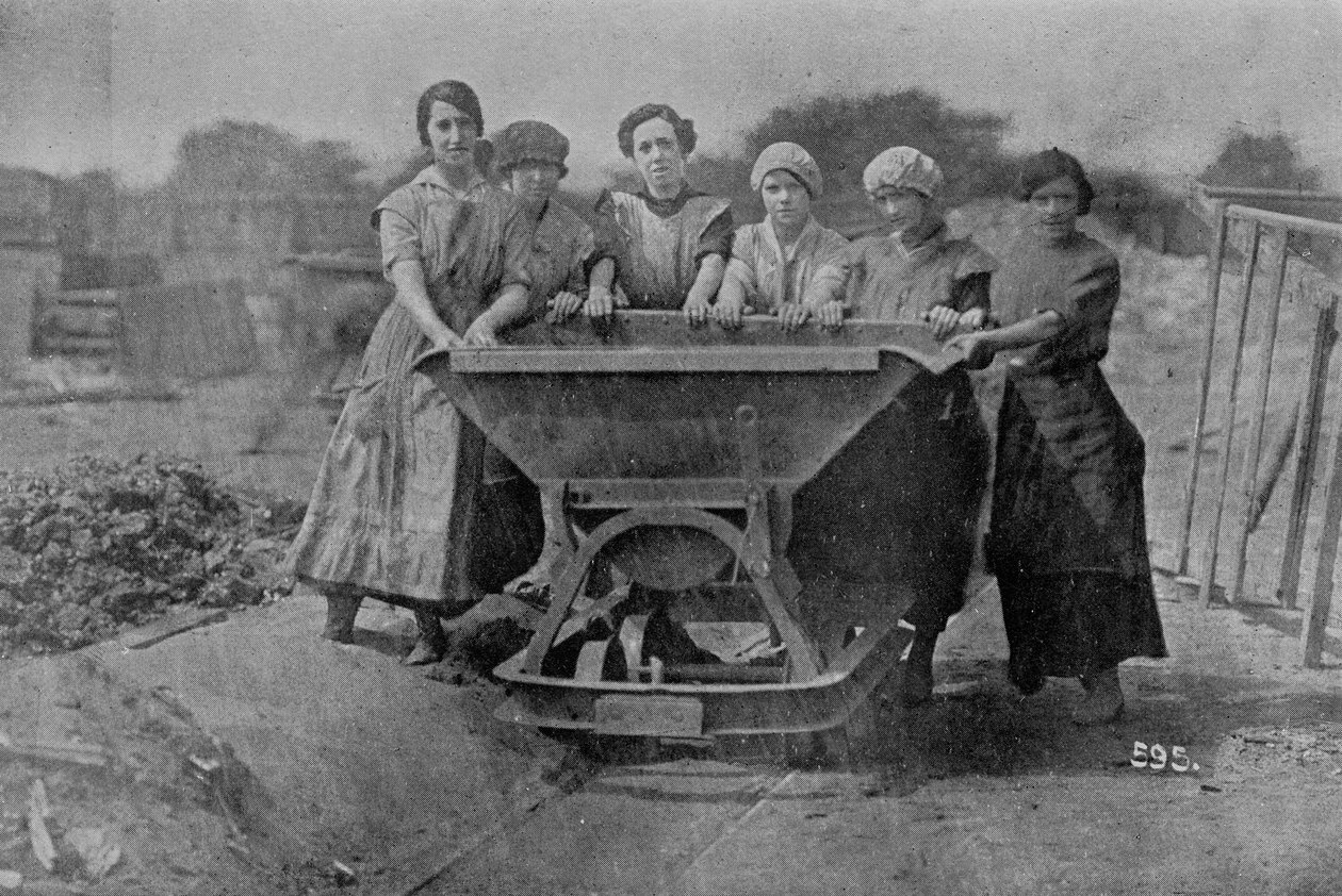 Kadın Çöp Taşımak. Savaş Ofisi fotoğrafçılığı, 1916 by English Photographer